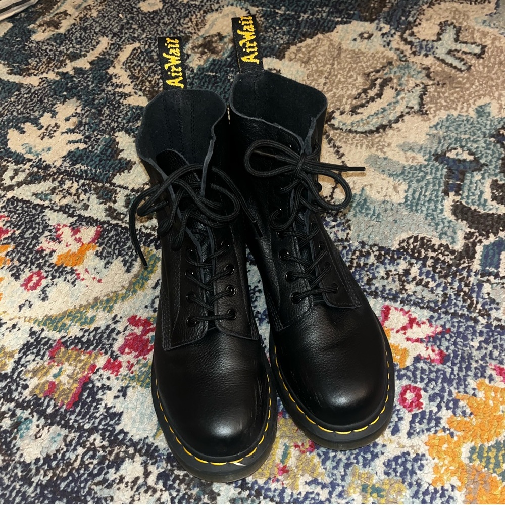 Doc Martins 🖤🎱 size 9 (women’s)